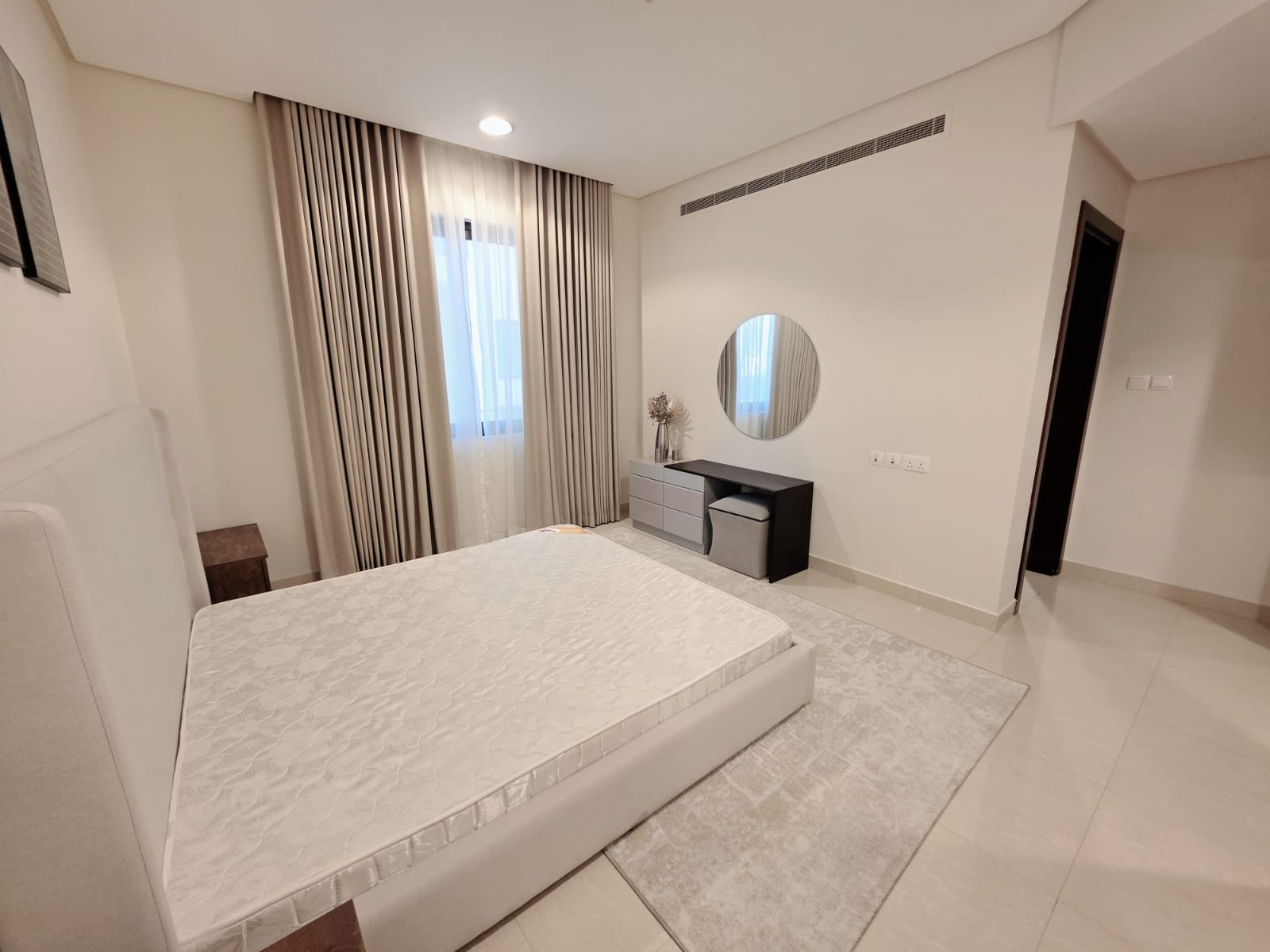 AMAZING BALCONY PET FREE NEW APARTMENT & FURNITURE  – Slide 7