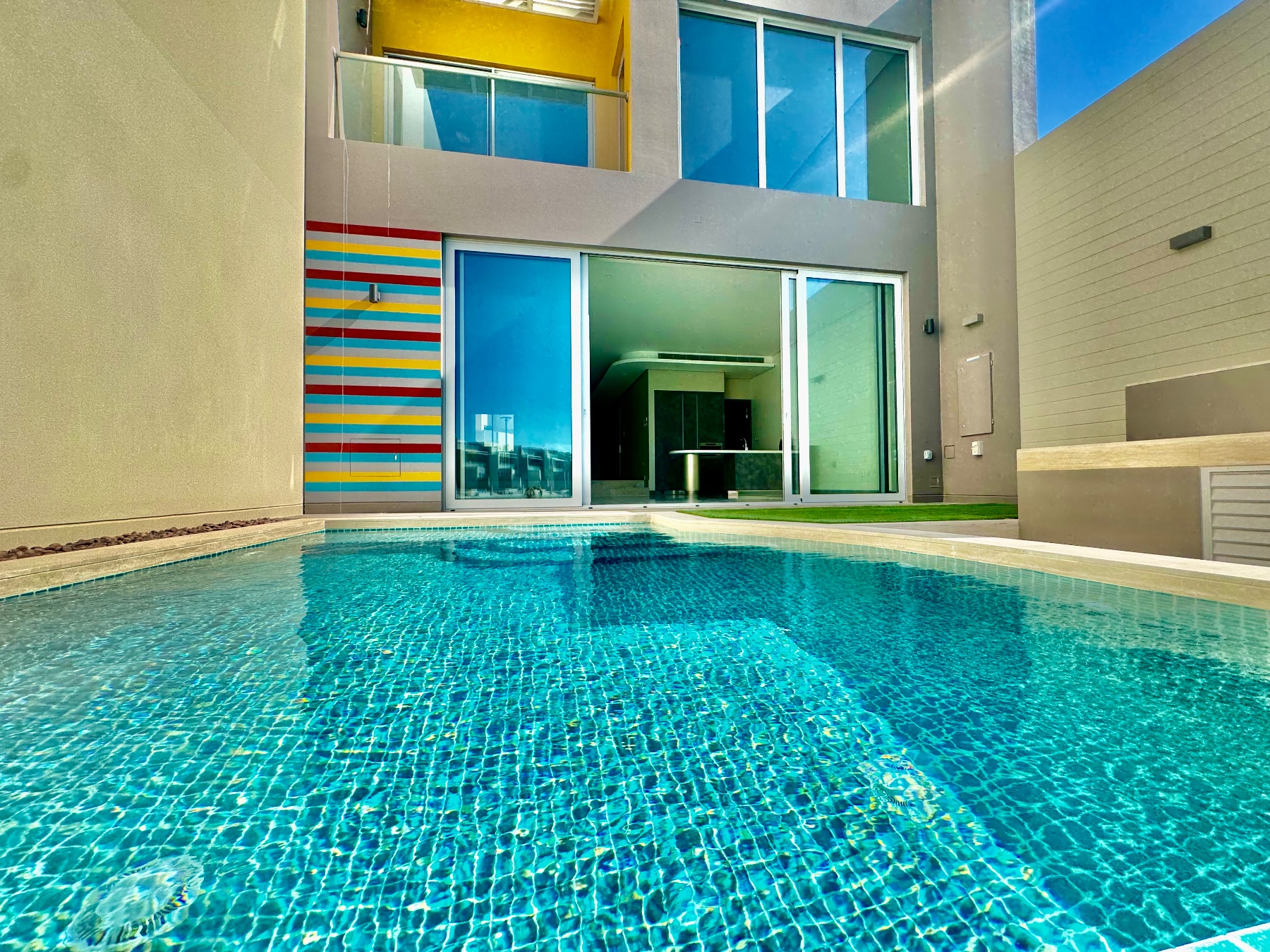 Stunning Waterfront Villa with Private Pool    – Slide 1