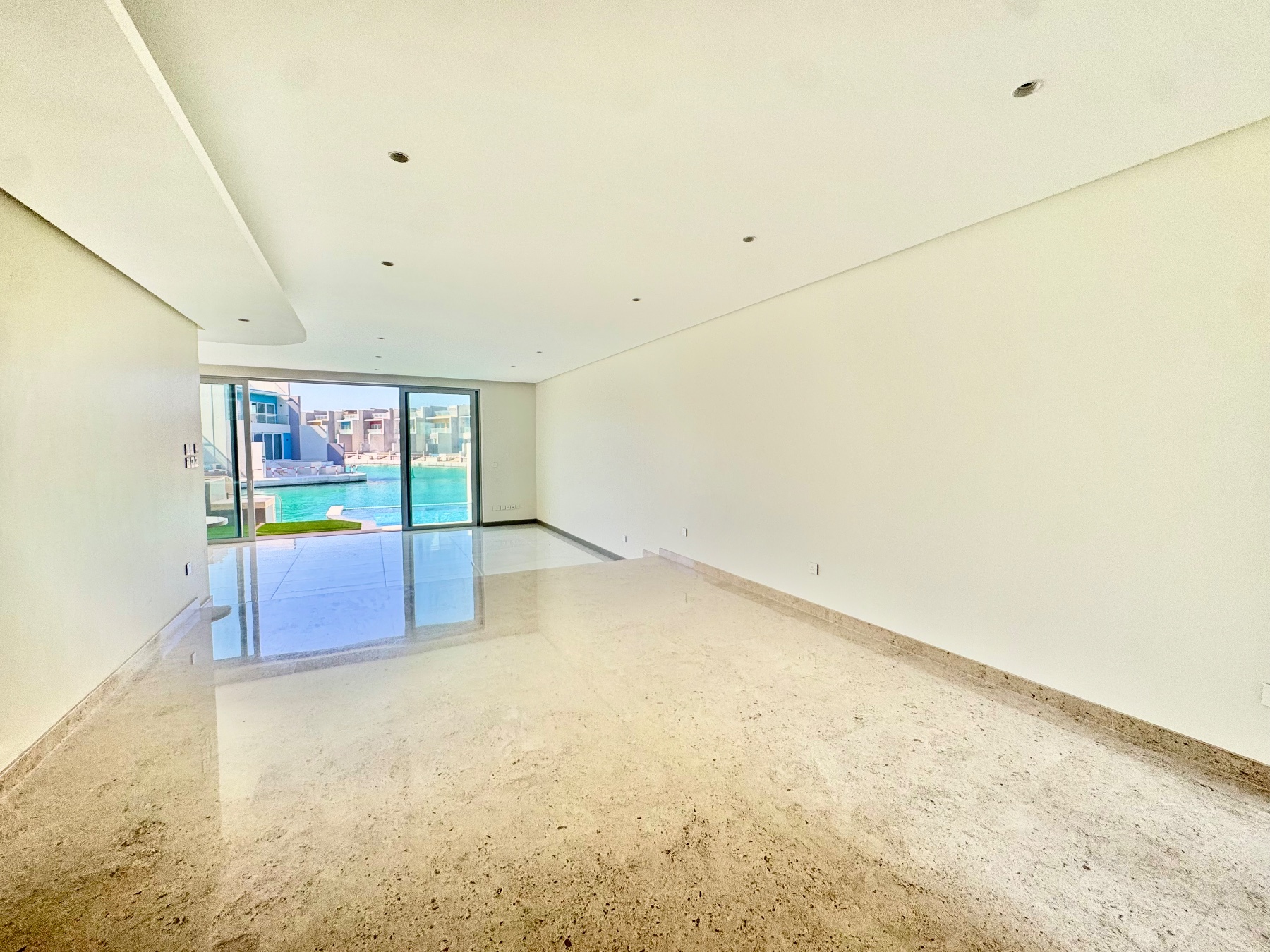 Stunning Waterfront Villa with Private Pool    – Slide 5