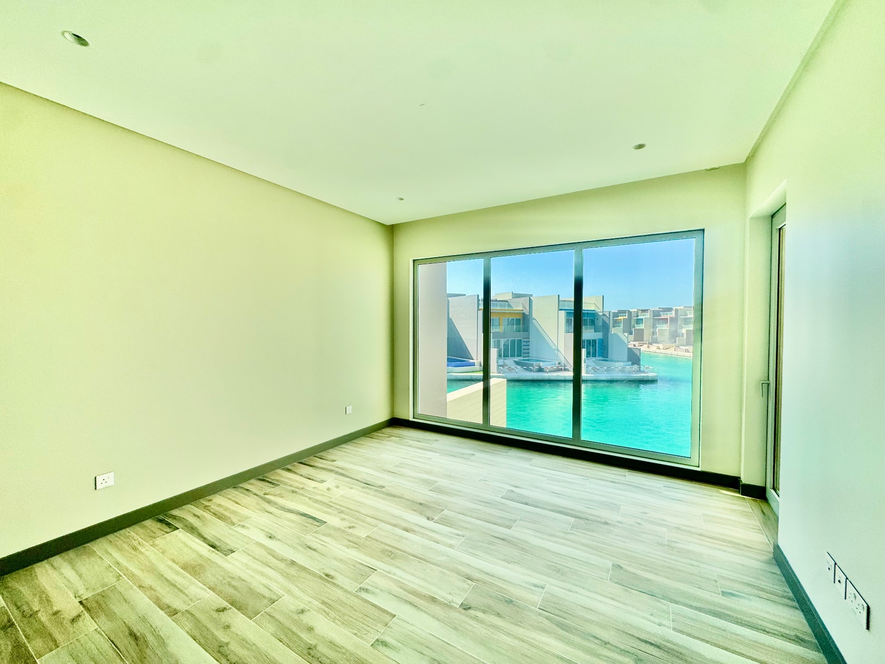 Stunning Waterfront Villa with Private Pool    – Slide 7