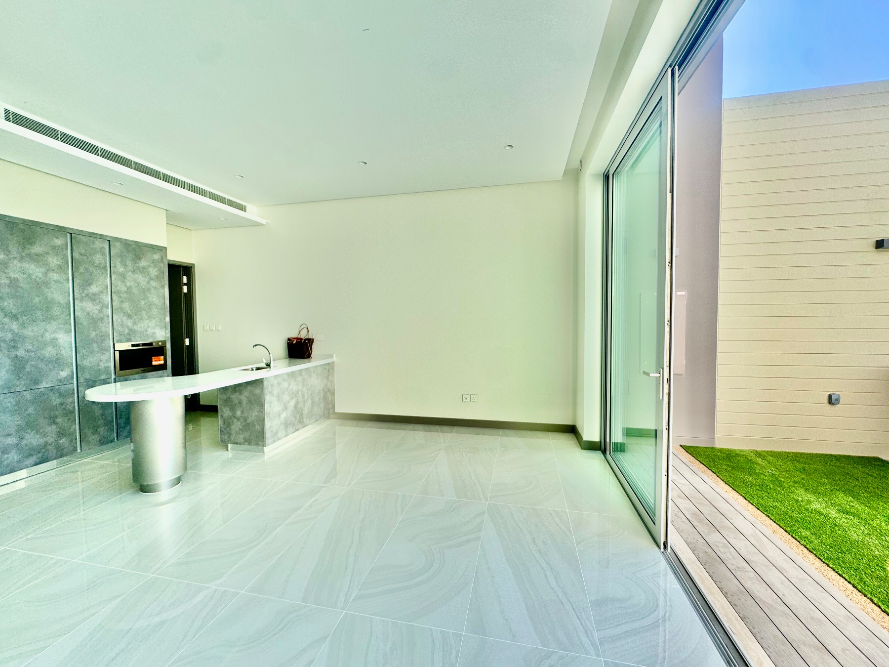 Stunning Waterfront Villa with Private Pool    – Slide 10