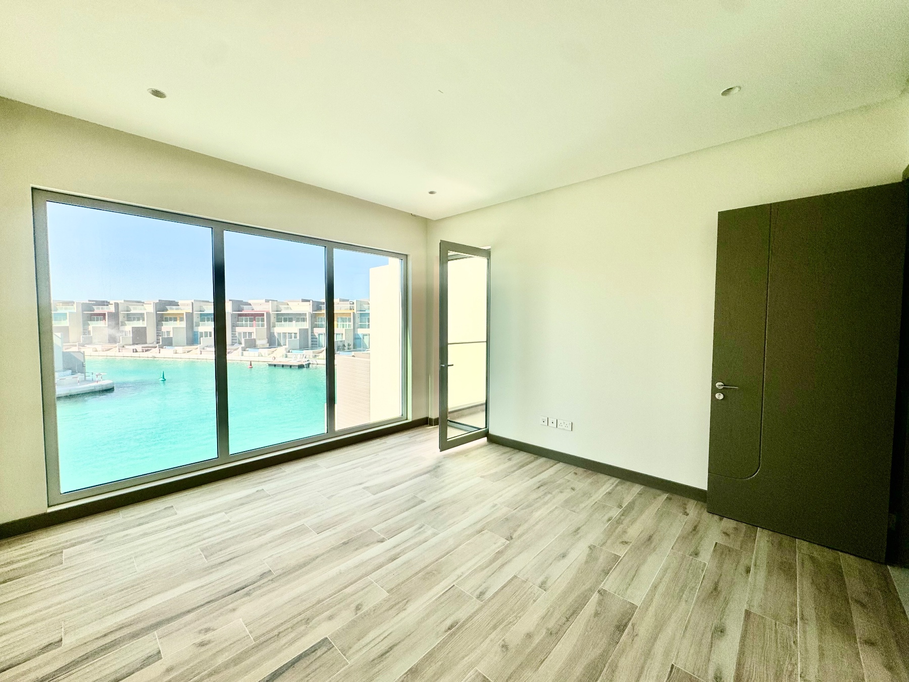 Stunning Waterfront Villa with Private Pool    – Slide 13