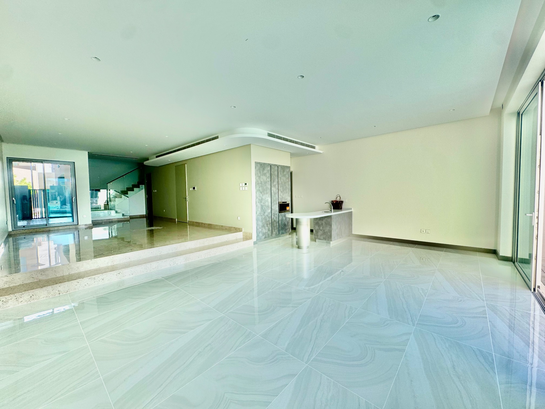 Stunning Waterfront Villa with Private Pool    – Slide 15