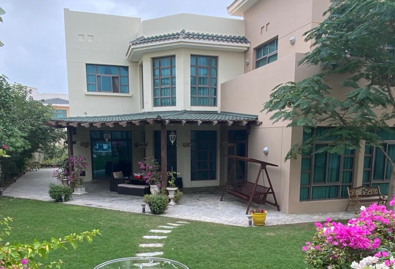 Spacious Villa with Additional Land – Slide 2