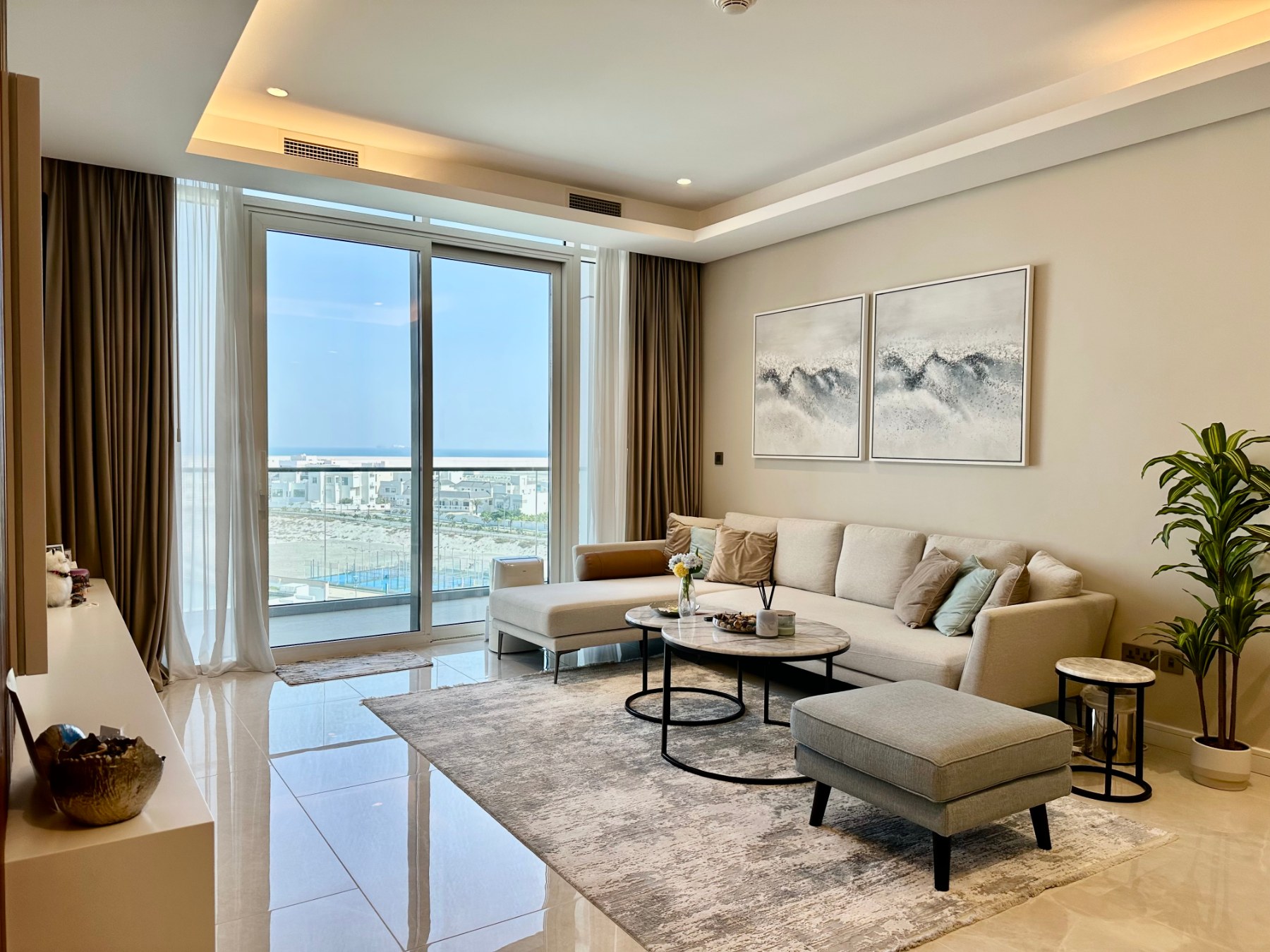 SEA VIEW / LUXURY / TOP AMENITIES – Slide 4