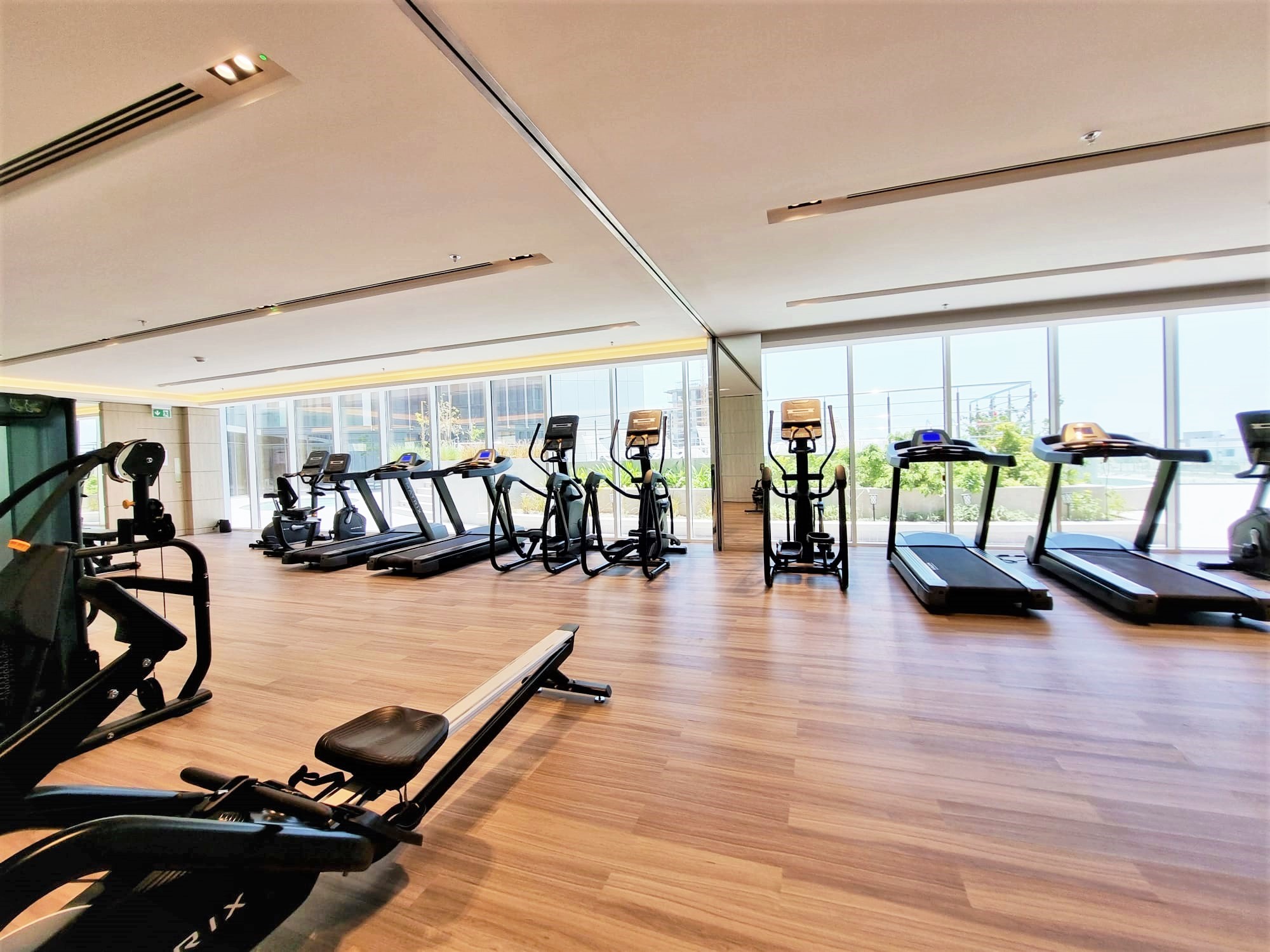 SEA VIEW / LUXURY / TOP AMENITIES – Slide 11