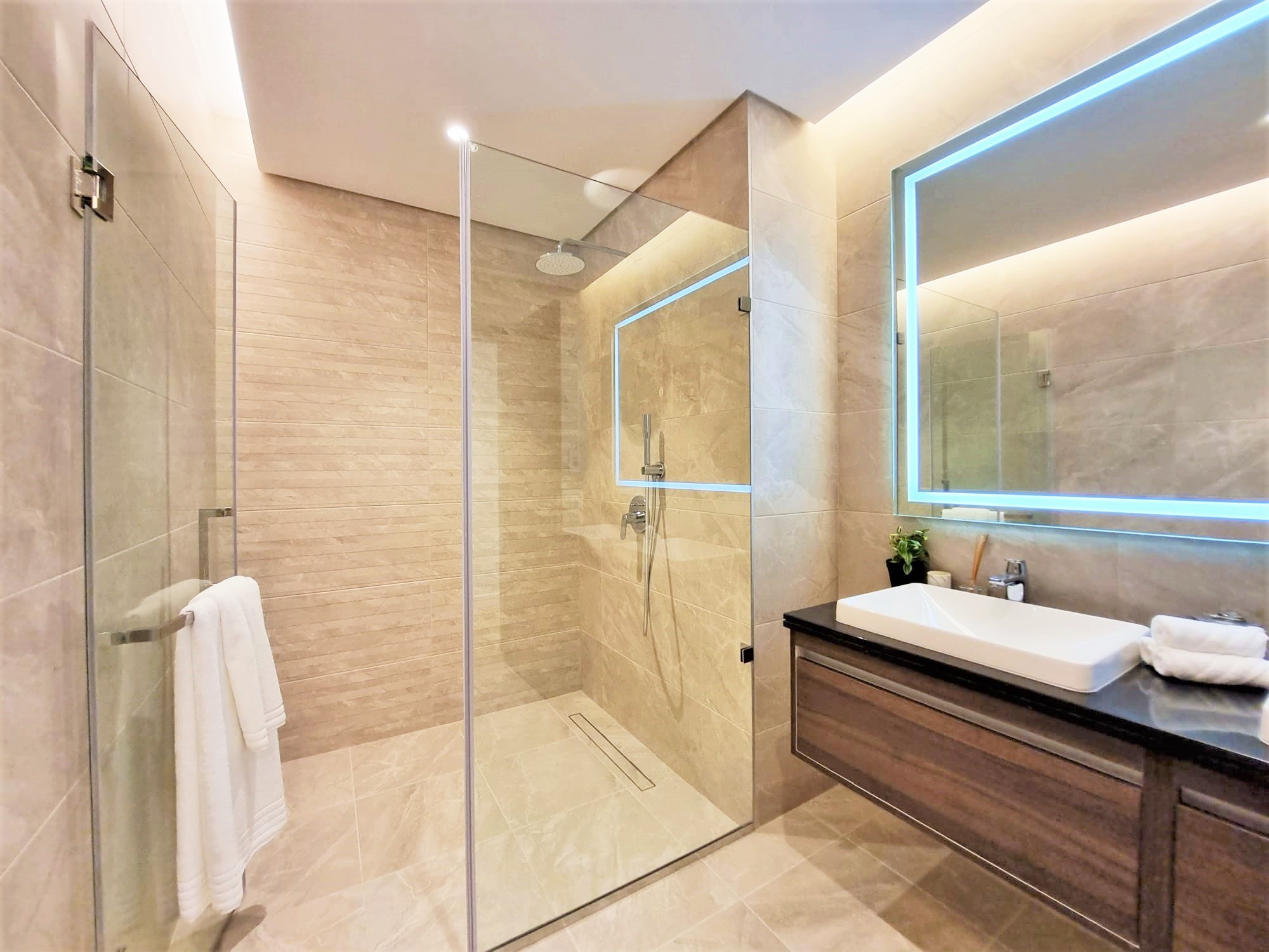 SEA VIEW / LUXURY / TOP AMENITIES – Slide 9