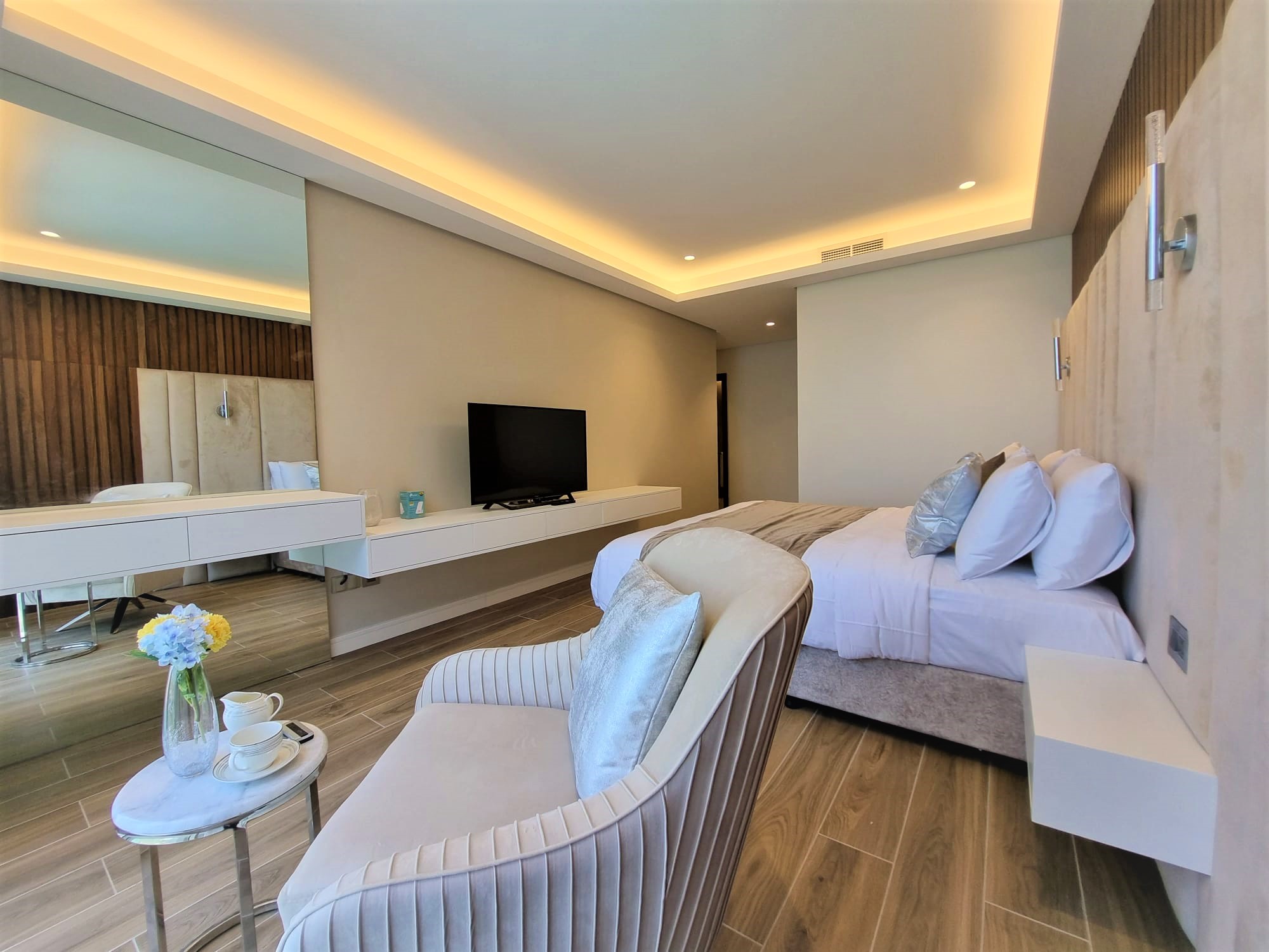 SEA VIEW / LUXURY / TOP AMENITIES – Slide 8