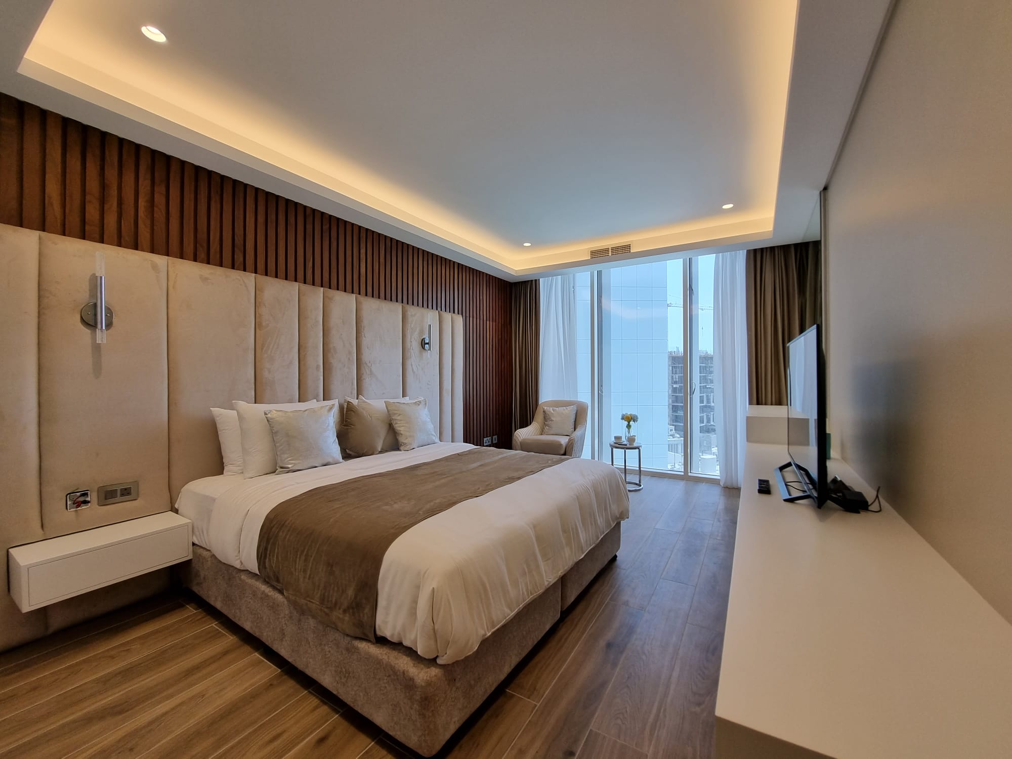 SEA VIEW / LUXURY / TOP AMENITIES – Slide 7