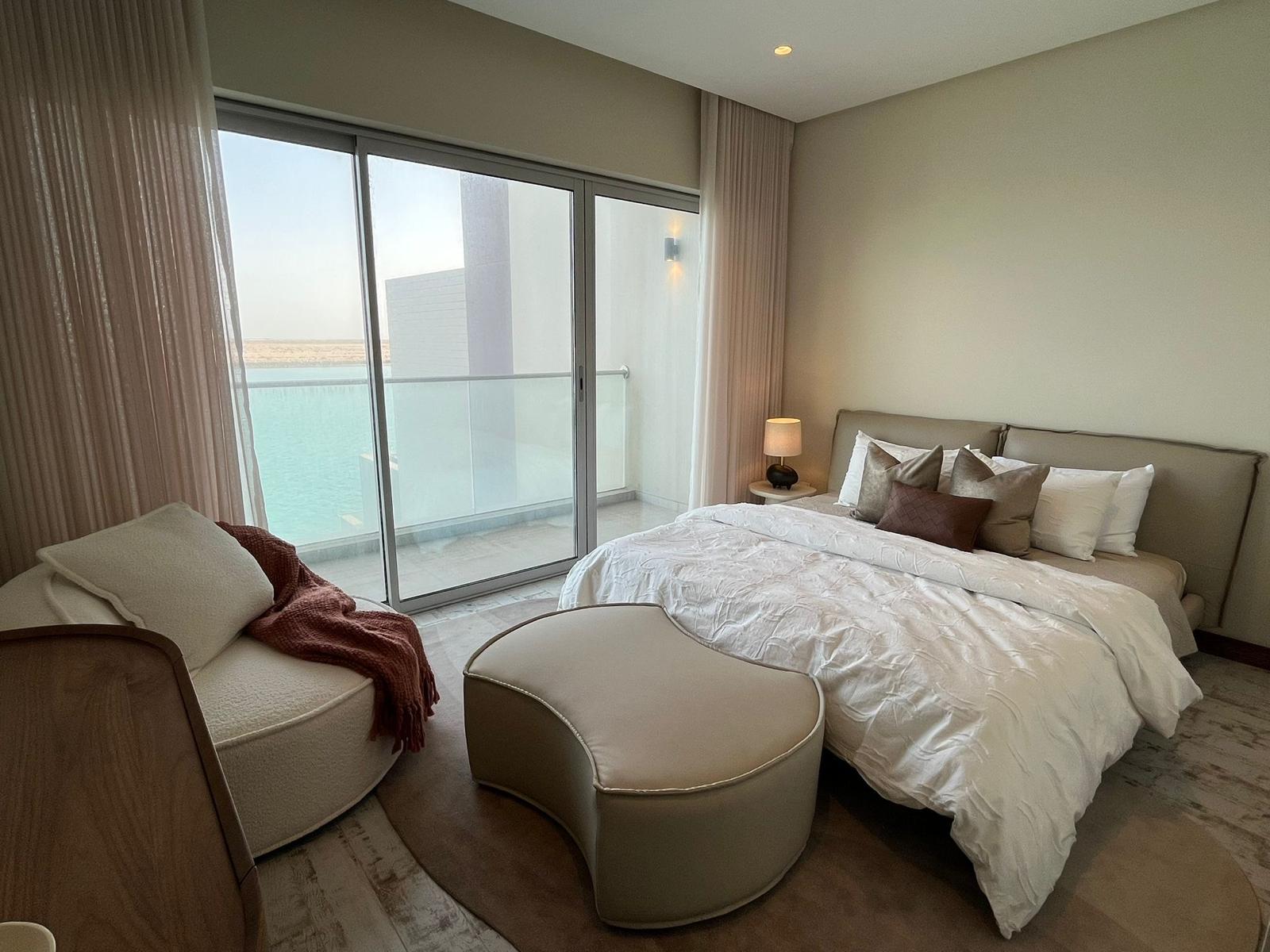 Luxury Waterfront Villa  – Slide 4