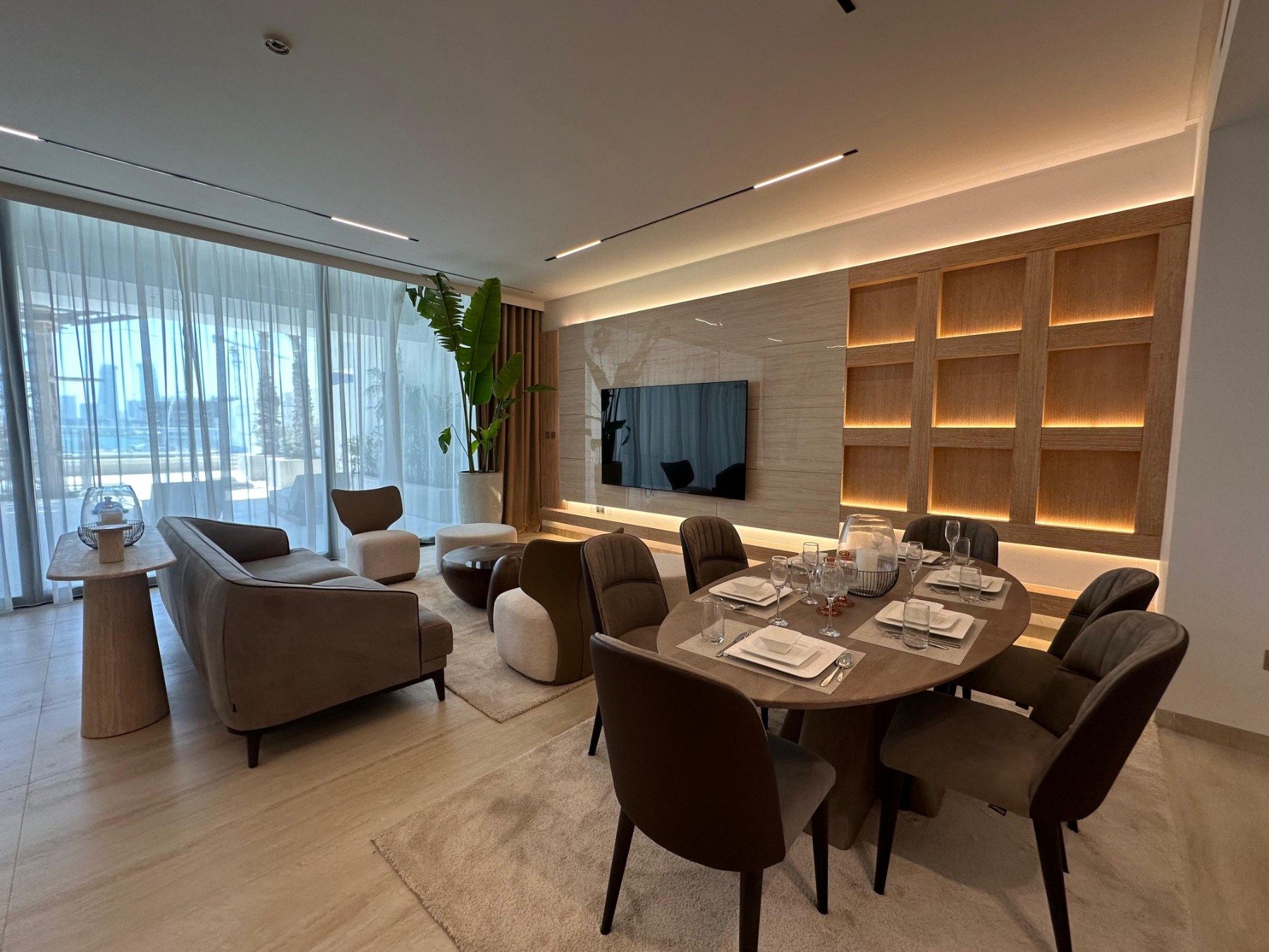 2BR Luxury Apartment with Private Pool and Garden – Slide 2