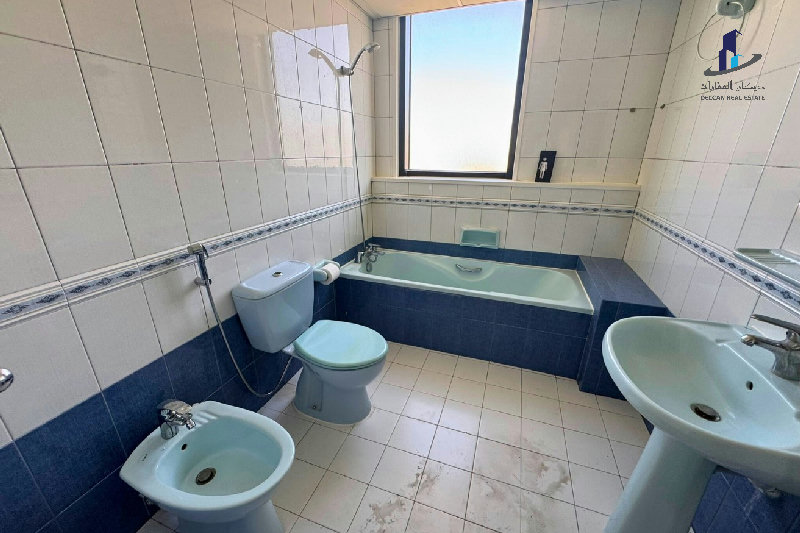 Penthouse type -Spacious- bright- Close to highway – Slide 10