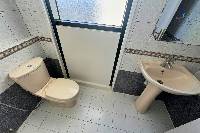 Penthouse type -Spacious- bright- Close to highway – Slide 19