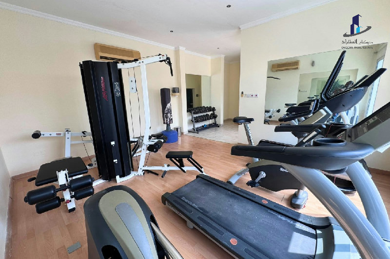 Bright |Well maintained|Near Rugby club|All ensuit – Slide 5