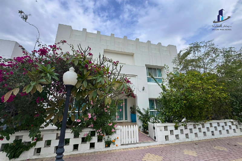 Spacious Pet friendly modern villa|Bright |Duplex – Slide 1