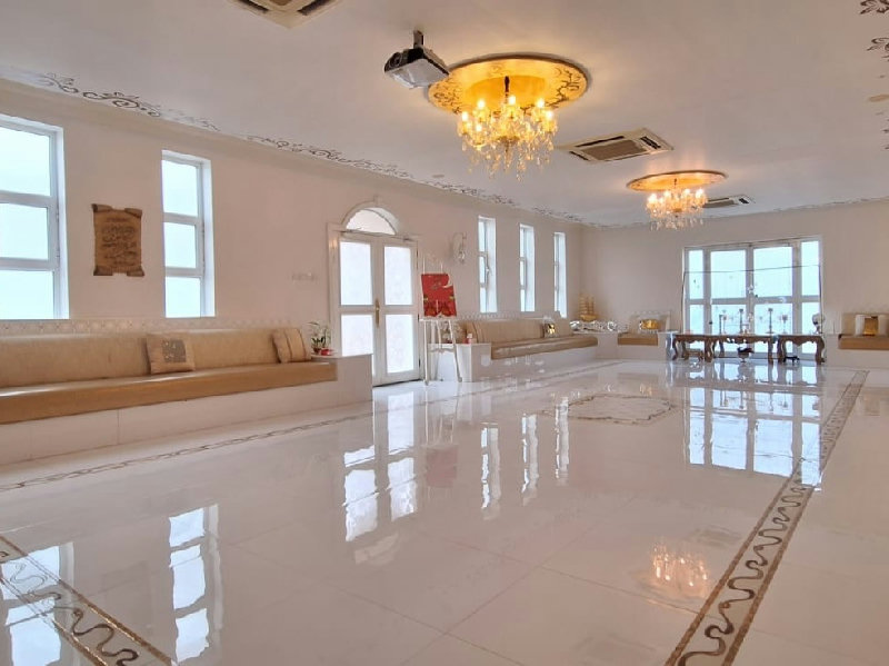 MODERN-SPACIOUS- PRIME LOCATION- NEAR HIGHWAY – Slide 2