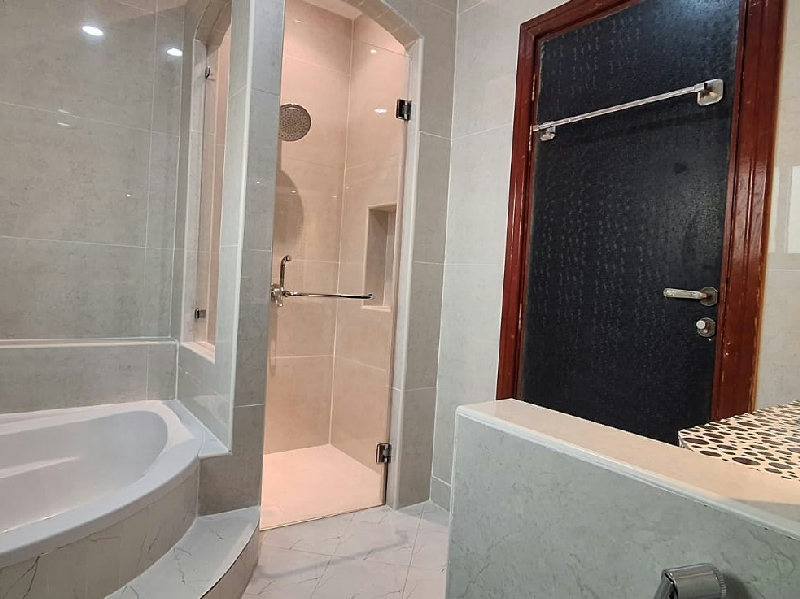 MODERN-SPACIOUS- PRIME LOCATION- NEAR HIGHWAY – Slide 20