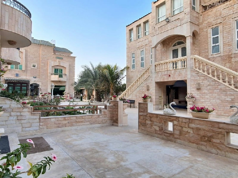 MODERN-SPACIOUS- PRIME LOCATION- NEAR HIGHWAY – Slide 1