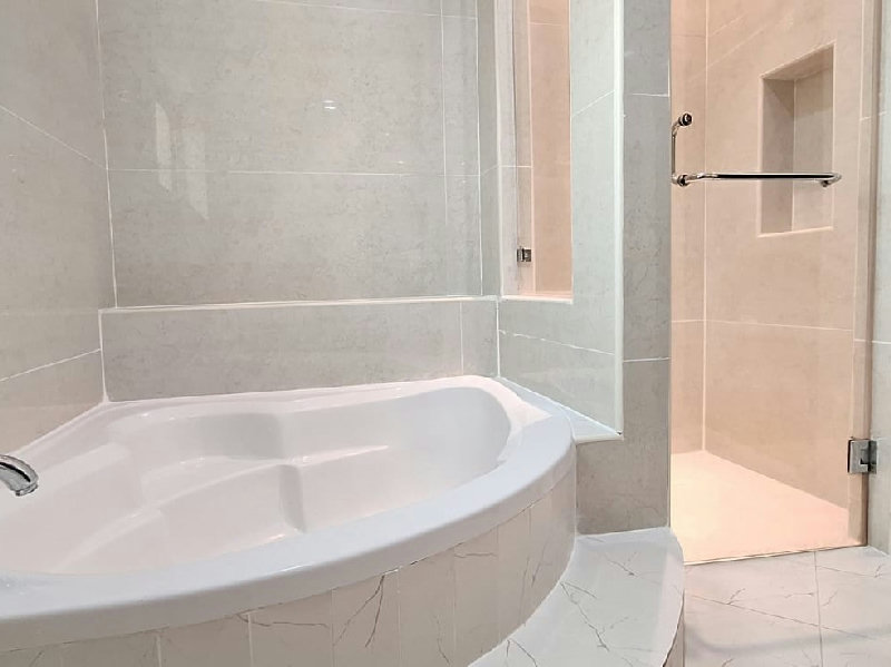 MODERN-SPACIOUS- PRIME LOCATION- NEAR HIGHWAY – Slide 19