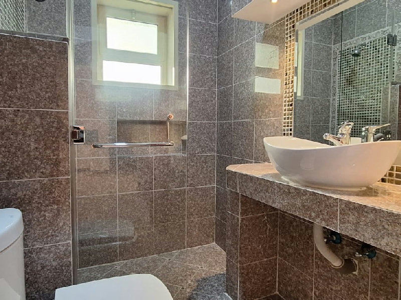 MODERN-SPACIOUS- PRIME LOCATION- NEAR HIGHWAY – Slide 24