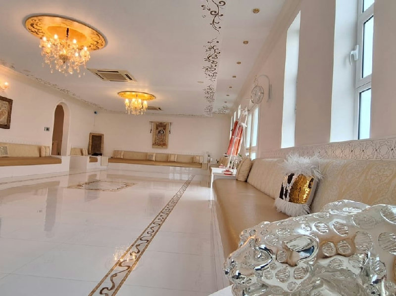 MODERN-SPACIOUS- PRIME LOCATION- NEAR HIGHWAY – Slide 3