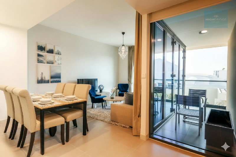 MODERN | POOL VIEW | DIRECT MALL ACCESS | BEACH – Slide 3