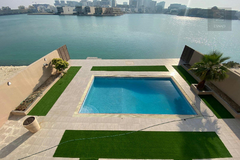  Luxury Waterfront Villa for Sale in Amwaj – Marjan Island – Slide 1