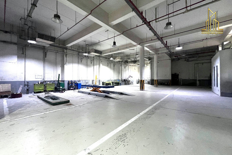 Fully equipped Car Garage for Rent in Salmabad. β Slide 2