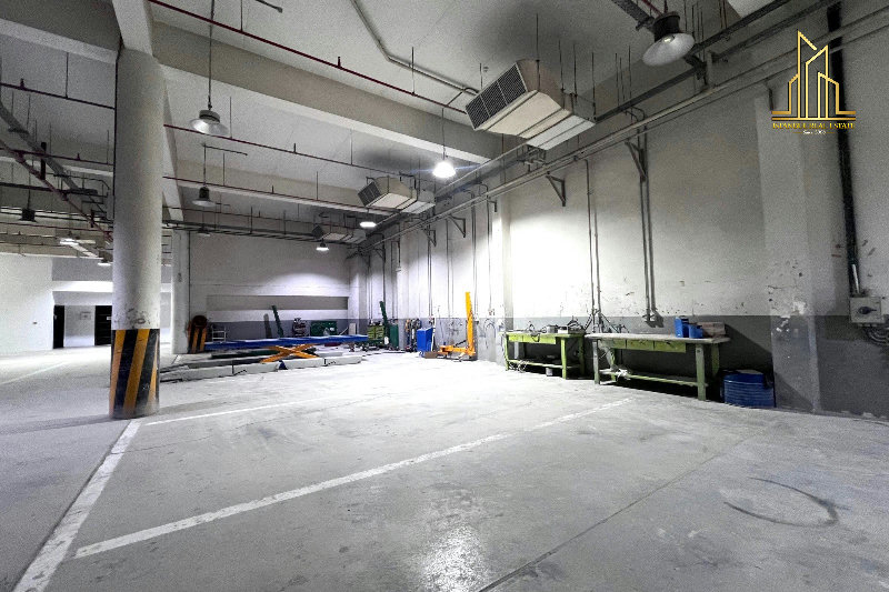 Fully equipped Car Garage for Rent in Salmabad. β Slide 4