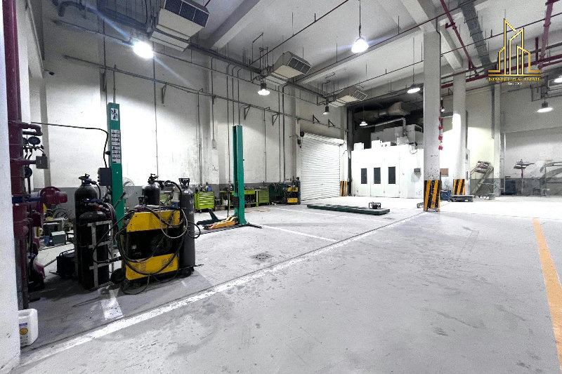 Fully equipped Car Garage for Rent in Salmabad. β Slide 9