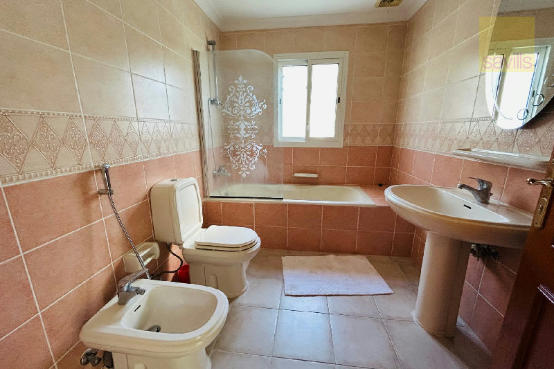 Beautiful Villa in a Lush Green Compound – Slide 10