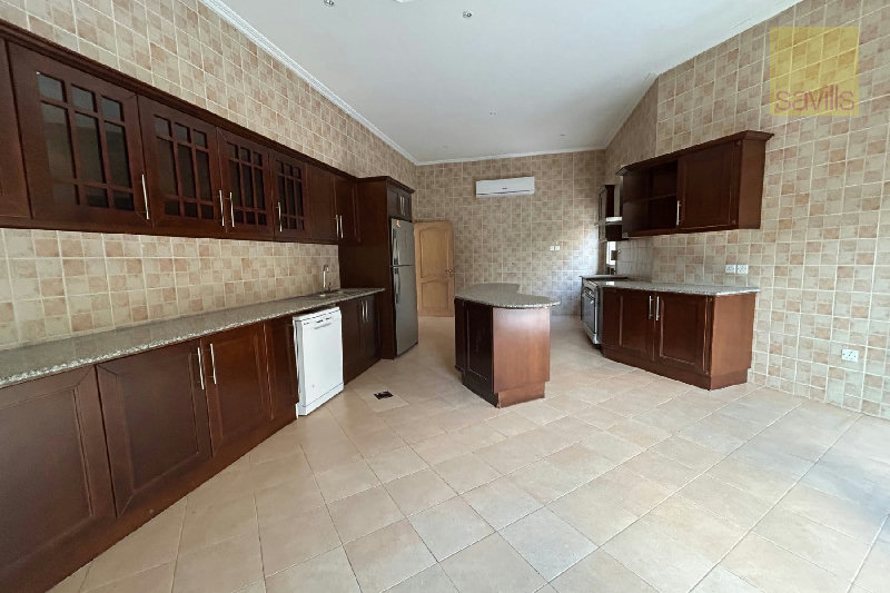 Prime location! Gorgeous 4 bed villa with beautiful garden & private pool – Slide 2