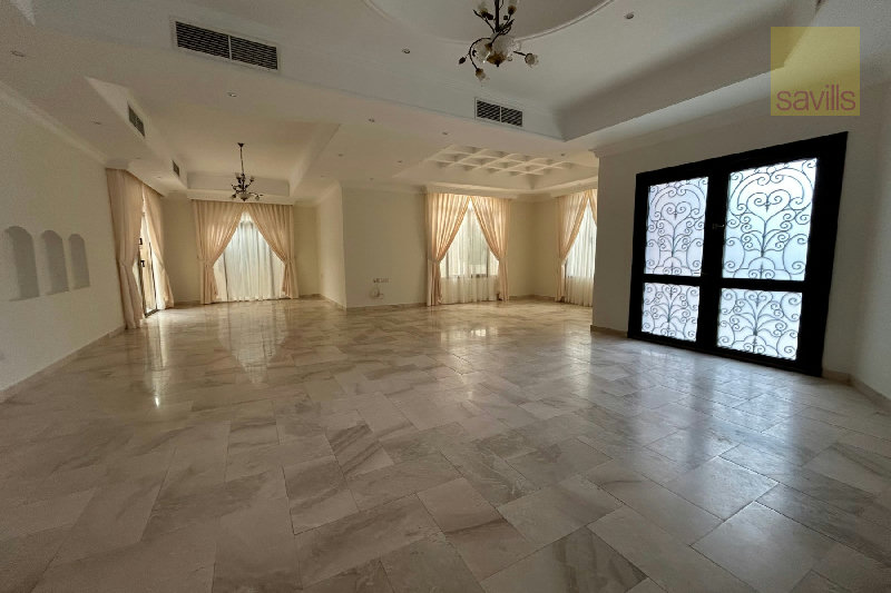 Prime location! Gorgeous 4 bed villa with beautiful garden & private pool – Slide 1