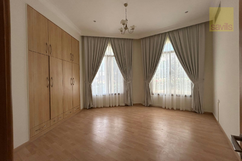 Prime location! Gorgeous 4 bed villa with beautiful garden & private pool – Slide 4