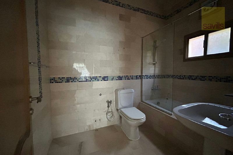 Prime location! Gorgeous 4 bed villa with beautiful garden & private pool – Slide 6