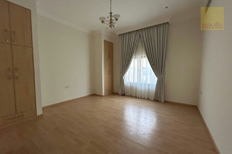 Prime location! Gorgeous 4 bed villa with beautiful garden & private pool – Slide 5