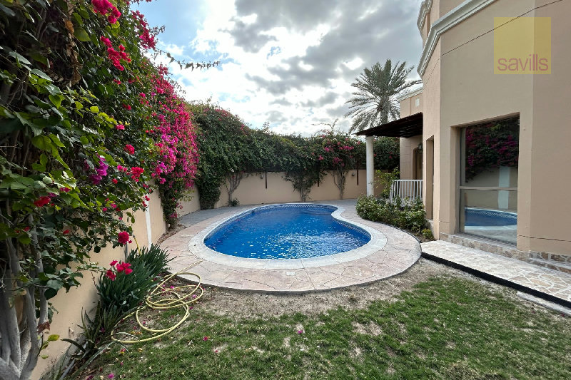 Prime location! Gorgeous 4 bed villa with beautiful garden & private pool – Slide 9