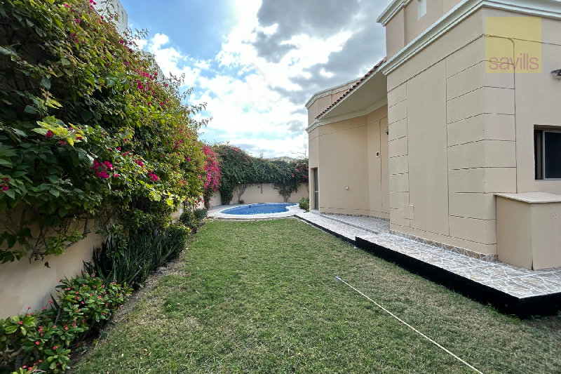 Prime location! Gorgeous 4 bed villa with beautiful garden & private pool – Slide 8