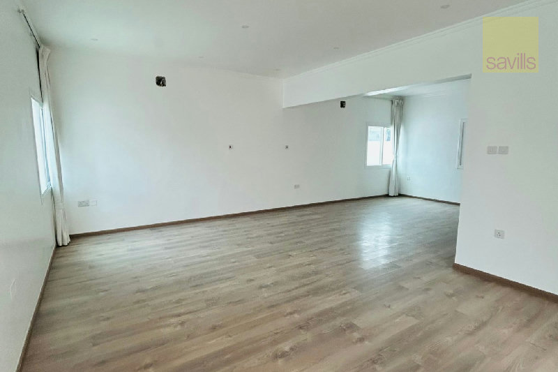 Beautifully Renovated Villa in the Heart of Saar – Slide 2