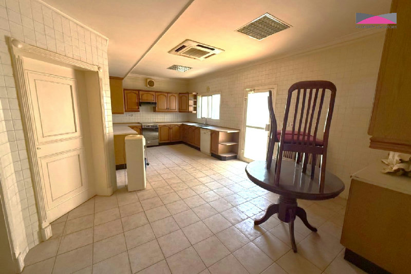 LUXURIOUS COMFORT | CONVENIENCE | EASY COMMUTING β Slide 8