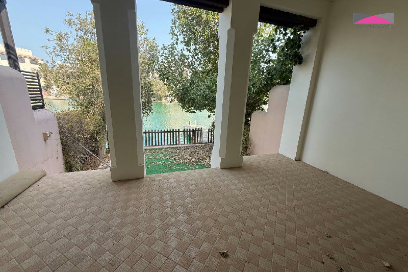 WATERFRONT | BOAT MOORING | 2.5 DEEP CANAL | MOVE-IN READY β Slide 2