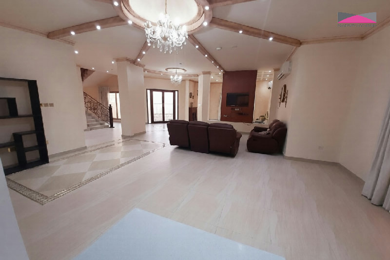 NEWLY RENOVATED | SPACIOUS LIVING | PRIME LOCATION | POOL ACCESS β Slide 2