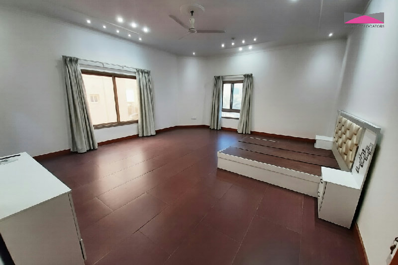 NEWLY RENOVATED | SPACIOUS LIVING | PRIME LOCATION | POOL ACCESS β Slide 8