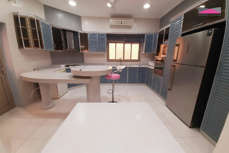 NEWLY RENOVATED | SPACIOUS LIVING | PRIME LOCATION | POOL ACCESS β Slide 4