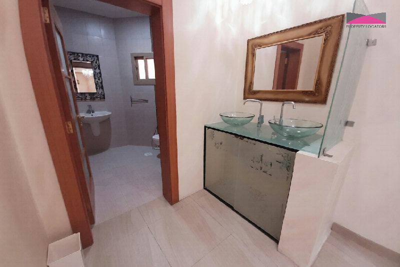 NEWLY RENOVATED | SPACIOUS LIVING | PRIME LOCATION | POOL ACCESS β Slide 5