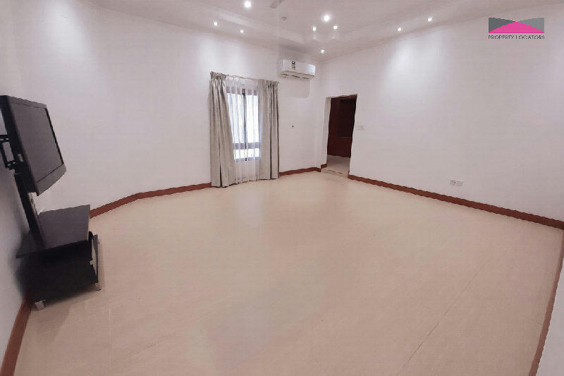 NEWLY RENOVATED | SPACIOUS LIVING | PRIME LOCATION | POOL ACCESS β Slide 9