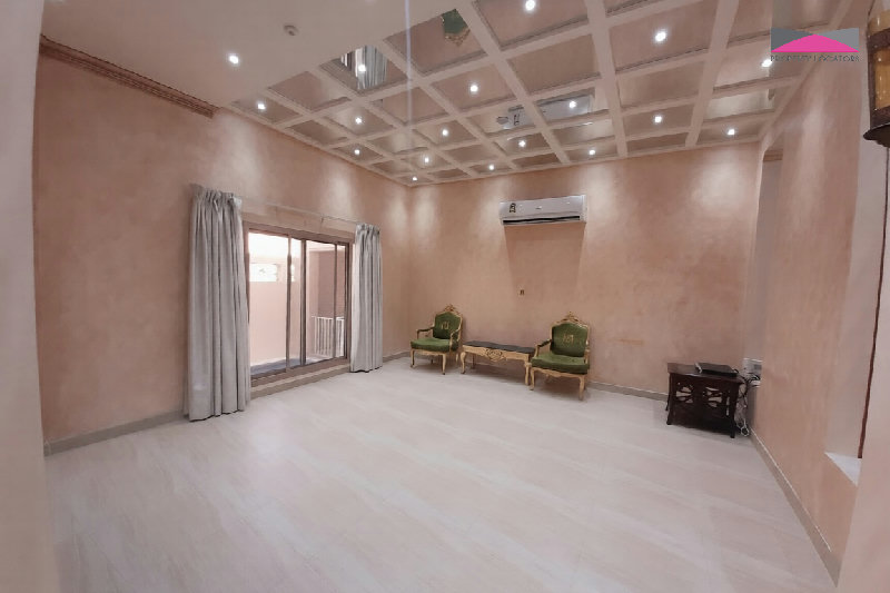 NEWLY RENOVATED | SPACIOUS LIVING | PRIME LOCATION | POOL ACCESS β Slide 3