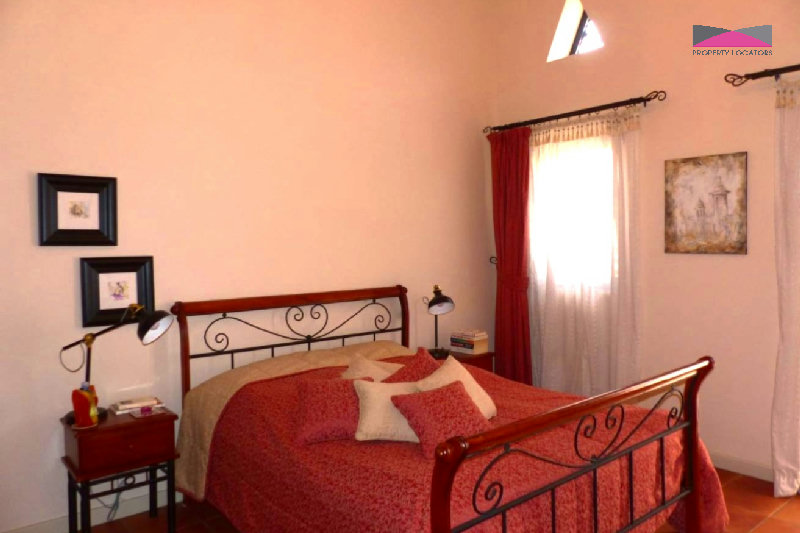 CANAL VIEW VILLA | PRIVATE MOORING | GARDEN SPACE – Slide 9