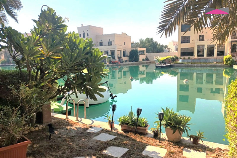 CANAL VIEW VILLA | PRIVATE MOORING | GARDEN SPACE – Slide 1