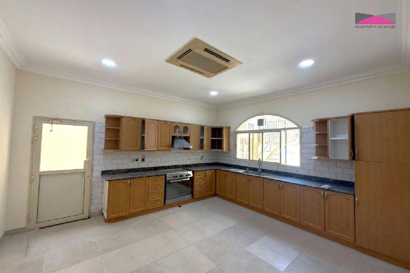 NEWLY RENOVATED | SPACIOUS VILLA | PRIME LOCATION β Slide 8